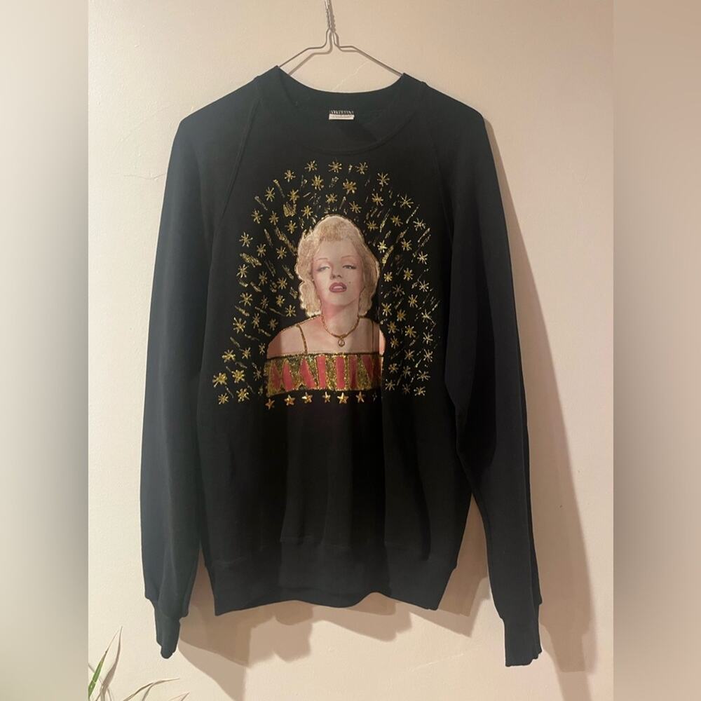 Marilyn Monroe sweater. Beautiful Marilyn surrounded by stars.